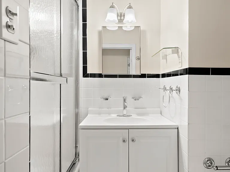 27 W 9th St #3 — Photo 4