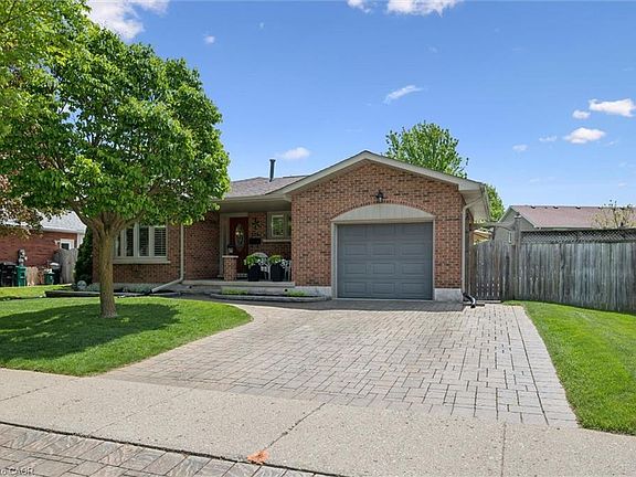 3rd image of 225 Foxhunt Rd