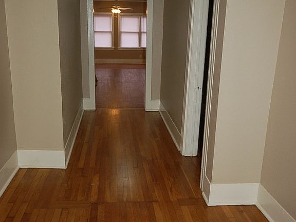 5th image of 909 W 22nd 1/2 St