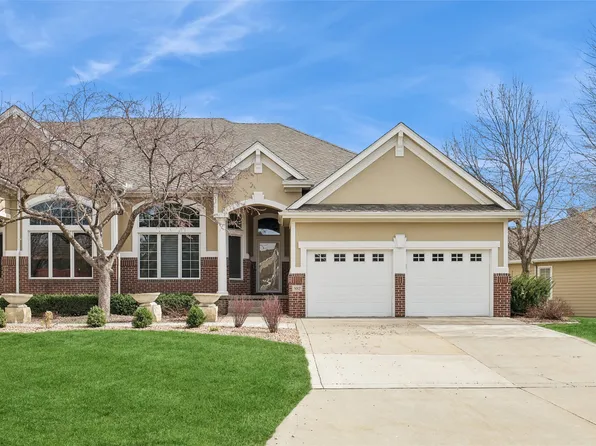 882 Burr Oaks Dr, West Des Moines, IA 50266