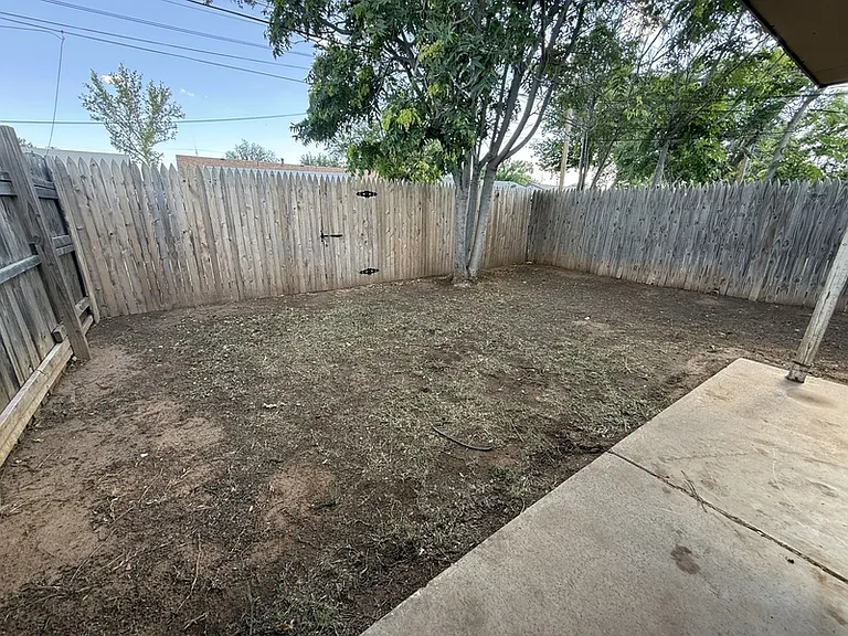 2105 S Loop 289 — Photo 11
