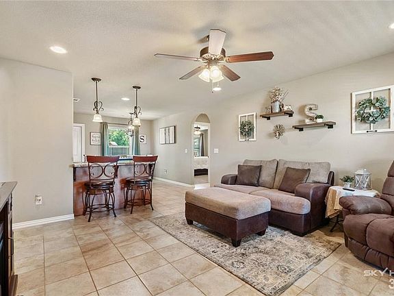 5th image of 801 Crawford Ln