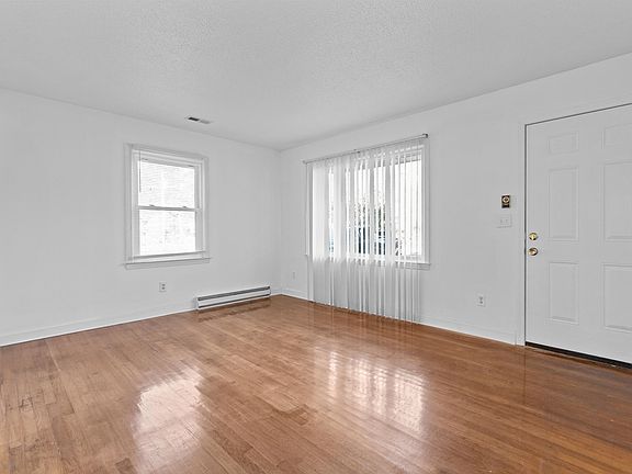 5th image of 139 Mahogany Ave