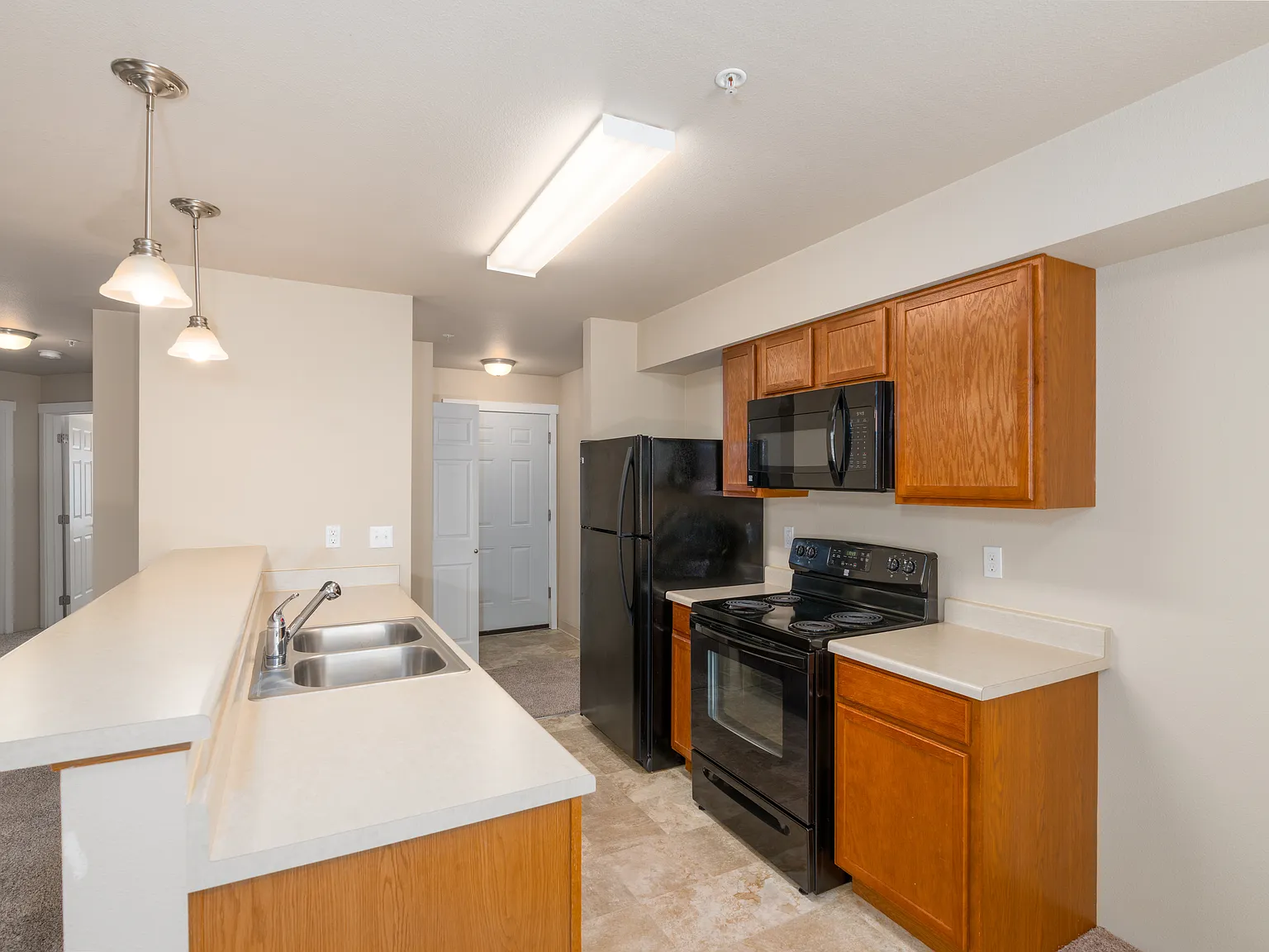 2 bed, 828 sqft, $1,460 — Photo 2