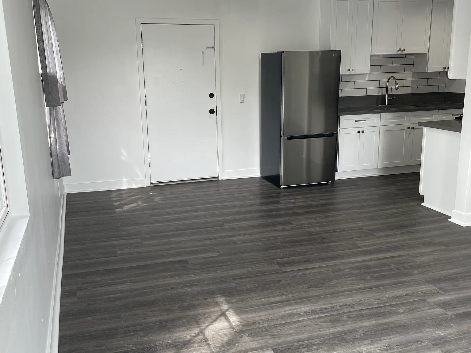 2 bed, 900 sqft, $2,300 — Photo 3
