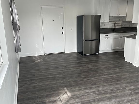 3rd image of 711 W 81st St APT 5