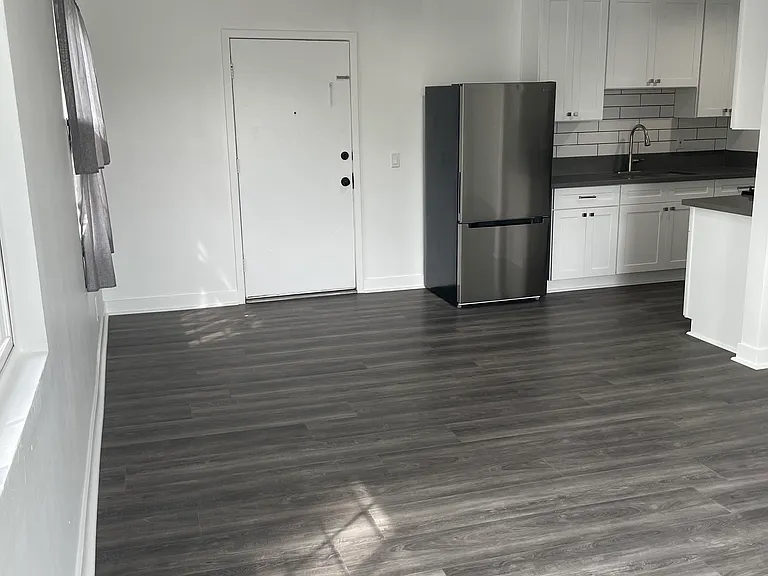 711 W 81st St #5 — Photo 3