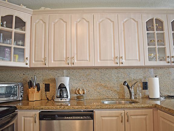 4th image of 401 Ocean Dr APT 712