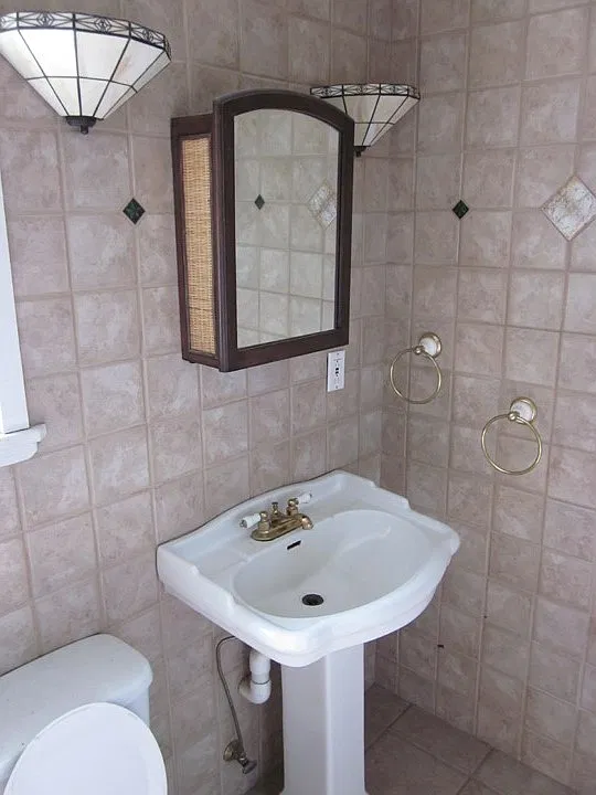 Great Two Bed/One Bath in Duckpond Area Close to Downtown! — Photo 3