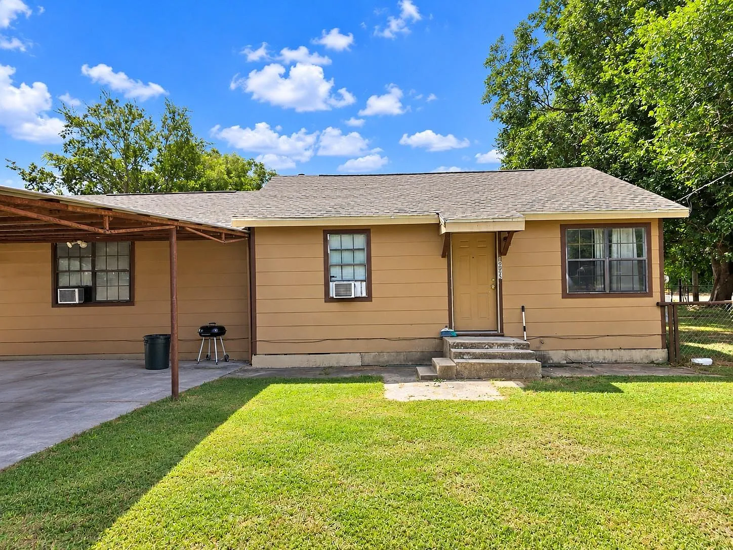 3 bed, 1.0 bath, 1229 sqft, $1,300 — Photo 2
