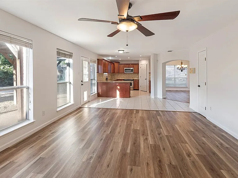 813 Silverbrook Dr — Photo 5