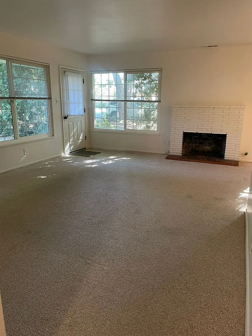 Cute Kutras Tract Home - Close to Aqua Golf — Photo 3