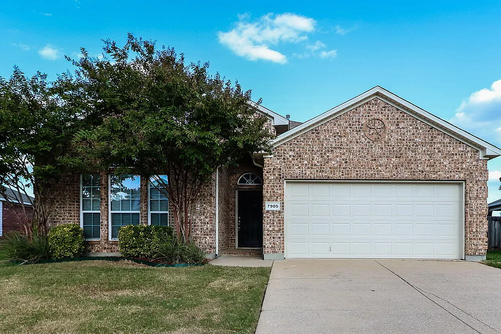 3 bed, 2.0 bath, 1741 sqft, $2,300 — Photo 1