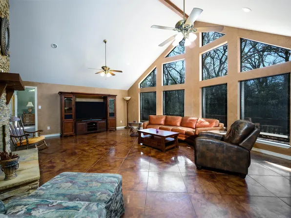 151 Green Mesa Ln, Holly Lake Ranch, TX 75765