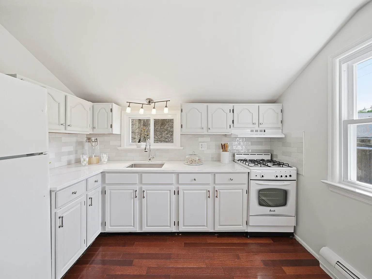 2 bed, 1.0 bath, $2,285 — Photo 3