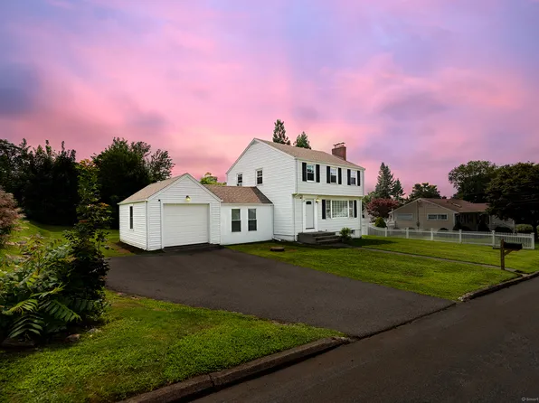 25 5th Avenue, Waterford, CT 06385
