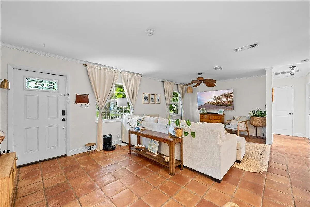 3 bed, 2.0 bath, 1248 sqft, $3,800 — Photo 3