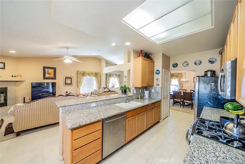 4 bed, 1995 sqft, $2,642 — Photo 4