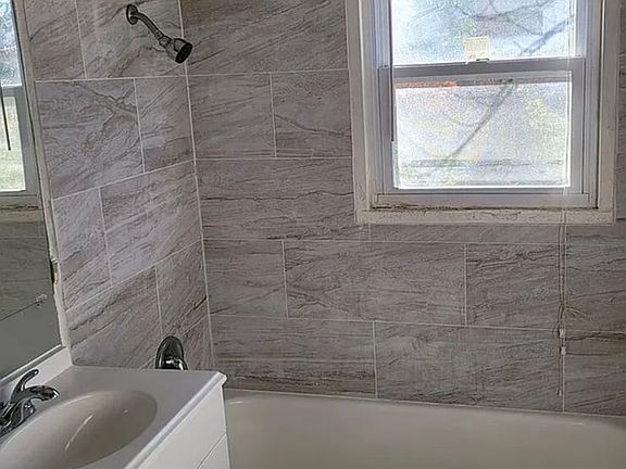 5th image of 9552 Charlotte St