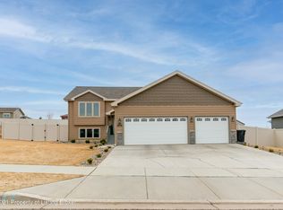 1275 Marilyn Way, Dickinson, ND 58601