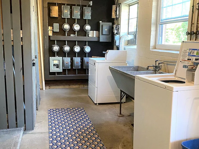 Coin laundry