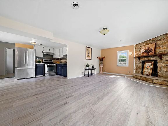 3rd image of 614 Kennon Rd