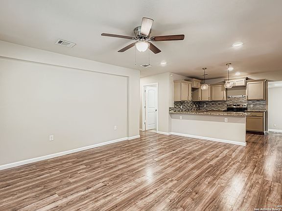 5th image of 122 Adrian Dr