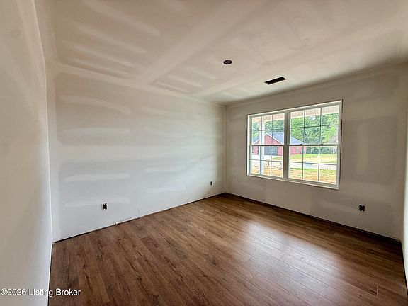 5th image of 211 Tulip Dr