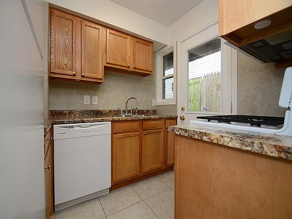 3rd image of 3903 Cass St Unit 2