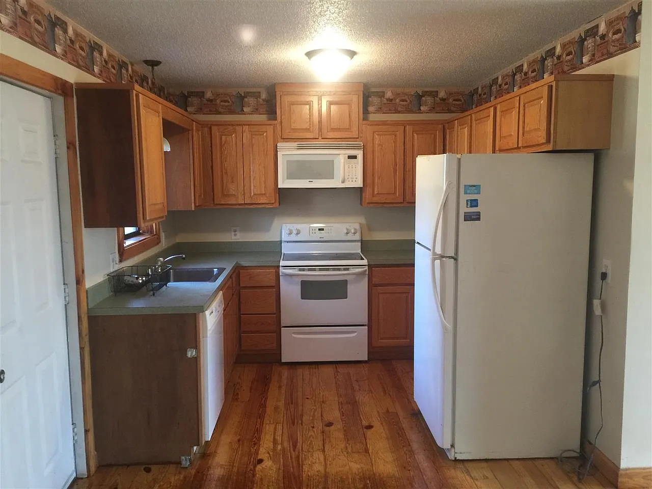 2 bed, 1.5 bath, 1100 sqft, $1,400 — Photo 3