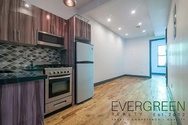 Rented by Evergreen Apartments BK | media 38