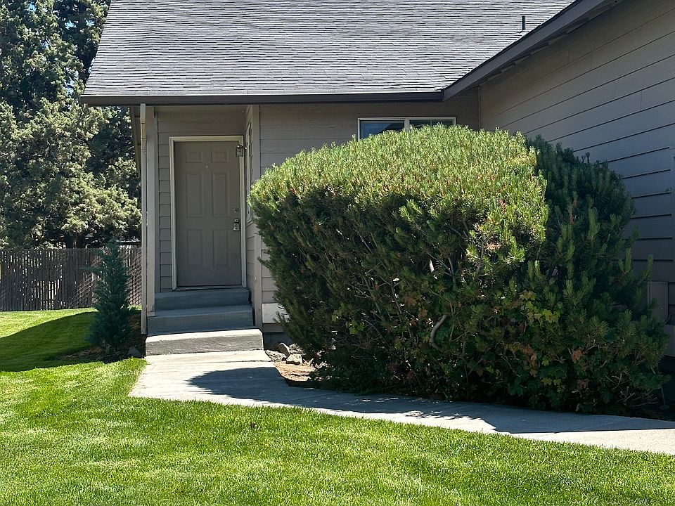 1st image of 714 NE Savannah Dr