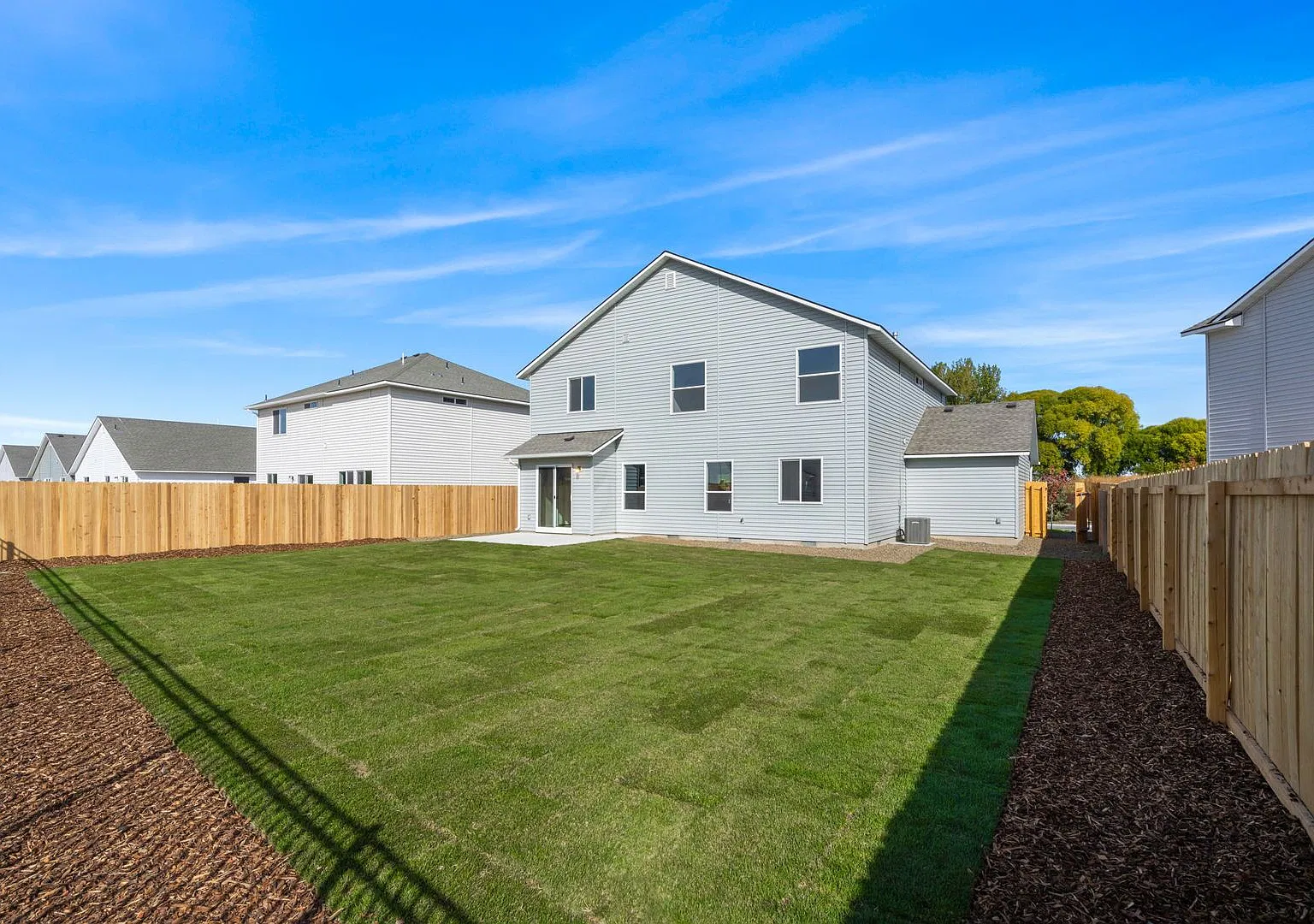 Gorgeous Newer Home W/4bd, 2.5ba Plus A 3-Car Garage — Photo 2