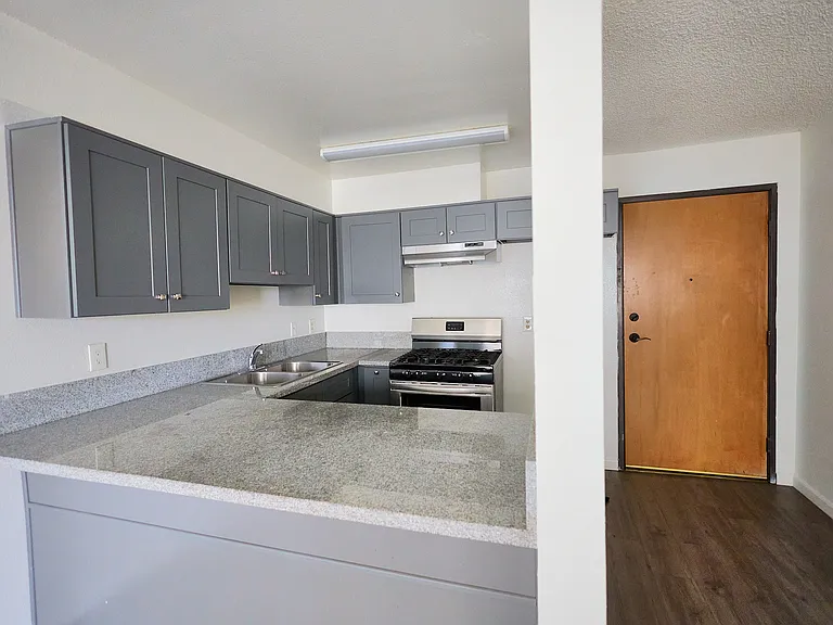 140 N Commonwealth Ave — Photo 5