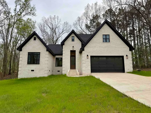 25 Crescent Dr, Selmer, TN 38375