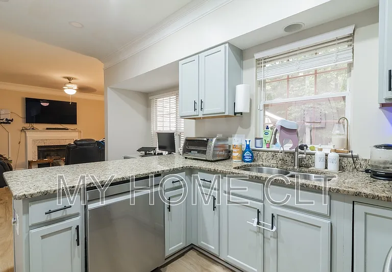 10029 Dauphine Dr — Photo 12