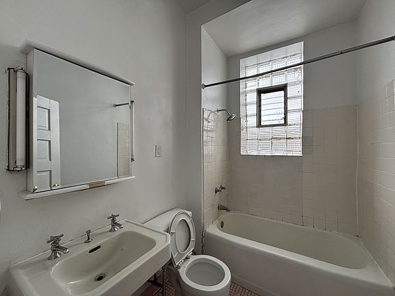 5th image of 1345 W Taylor St #3F