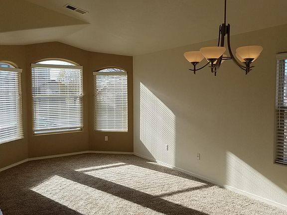 Entry Living/Dinning Room, Suitable for a variety of uses