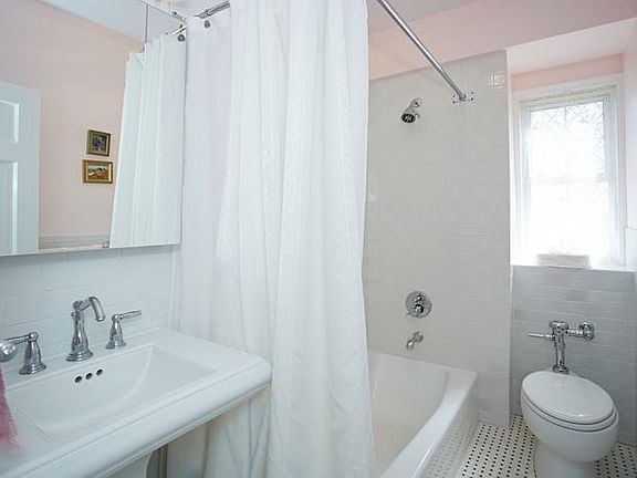 2nd image of 36 Hamilton Pl APT B3
