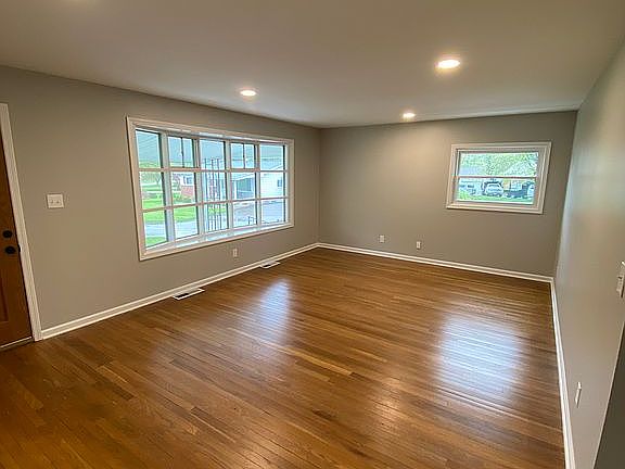 4th image of 3947 Brandomyne Ave