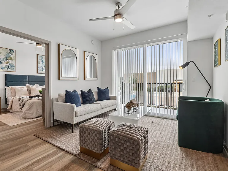 Remi West Dallas — Photo 5