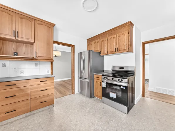 211 Strathmillan Rd, Winnipeg, MB R3J 2V4
