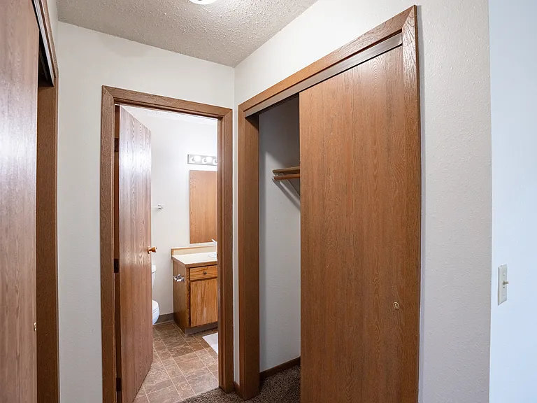 Fargo, ND Cedar Pointe Apartments | Closet