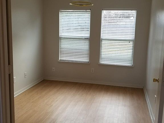 3rd image of 839 Autumn Point Ln