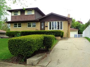 222 W Parkview Dr, Addison, IL 60101