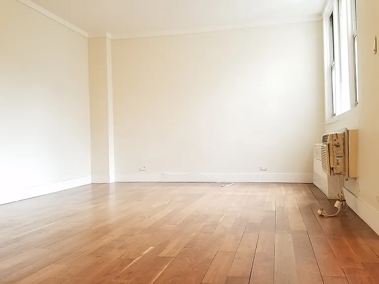 200 E 30th St #5M — Photo 2