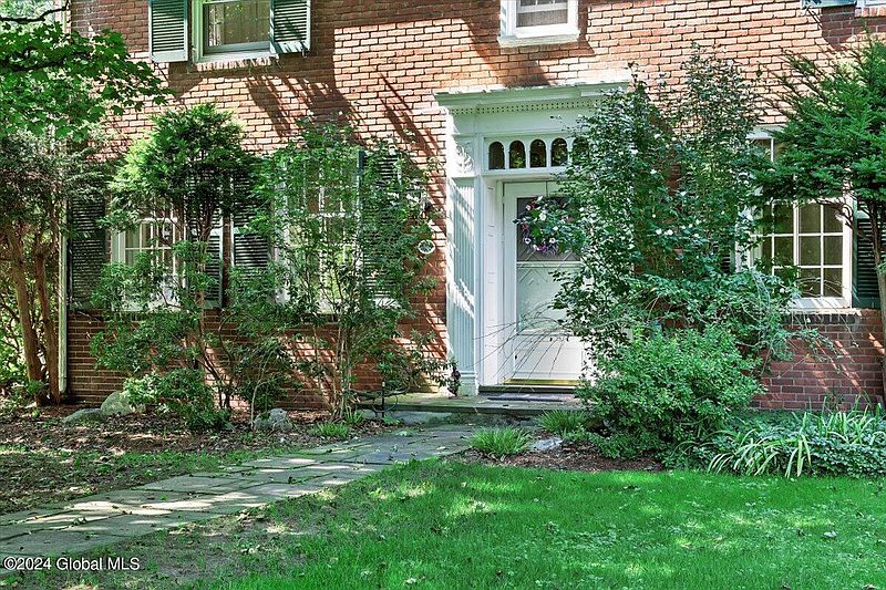 5th image of 181 Pinewoods Avenue