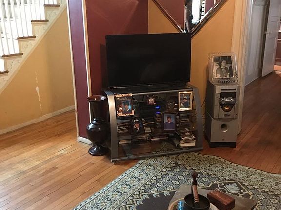 3rd image of 246 Pelton Ave