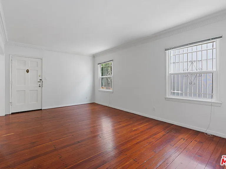 180 N Clark Dr — Photo 3