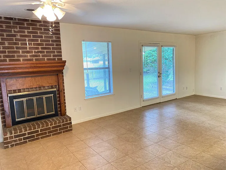 2733 Davis Ave — Photo 14